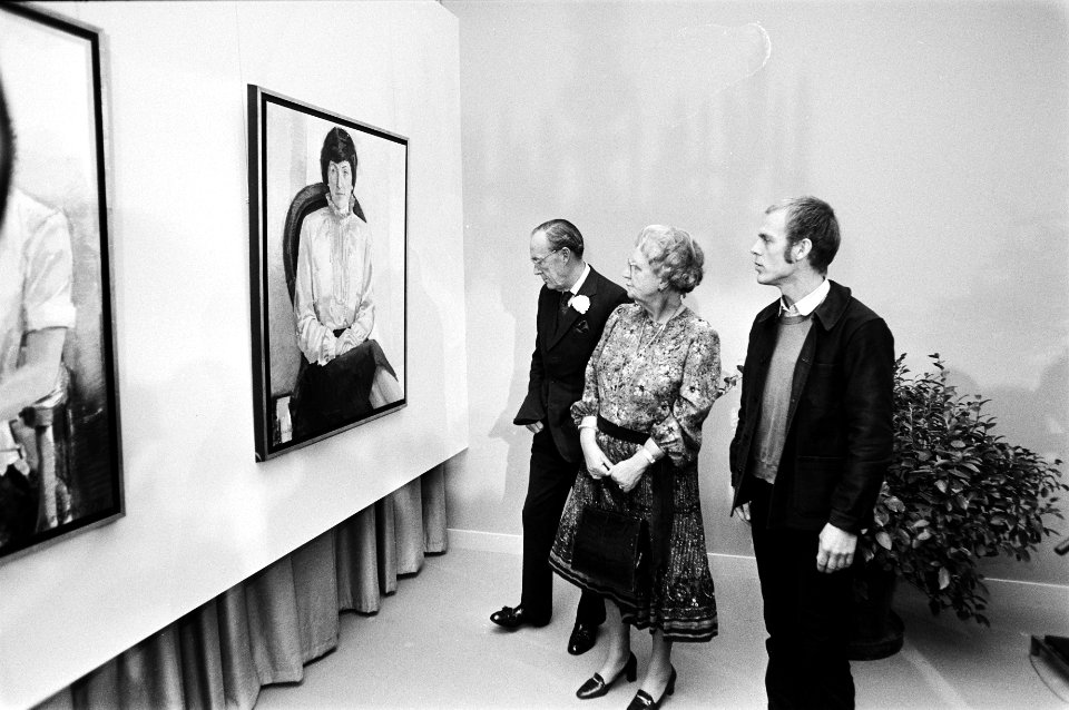 Prins Bernhard (l), koningin Juliana en schilder Dick Stapel bij het portret van, Bestanddeelnr 930-5547