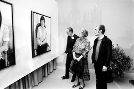 Prins Bernhard (l), koningin Juliana en schilder Dick Stapel bij het portret van, Bestanddeelnr 930-5547