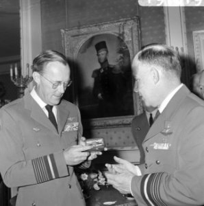 Prins Bernhard ontvangt gouden vliegersinsigne van Luitenant-Generaal A.B. Wolff, Bestanddeelnr 919-1019