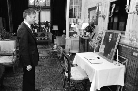 Premier Van Agt (CDA) bij het condoleanceregister, Bestanddeelnr 931-7321