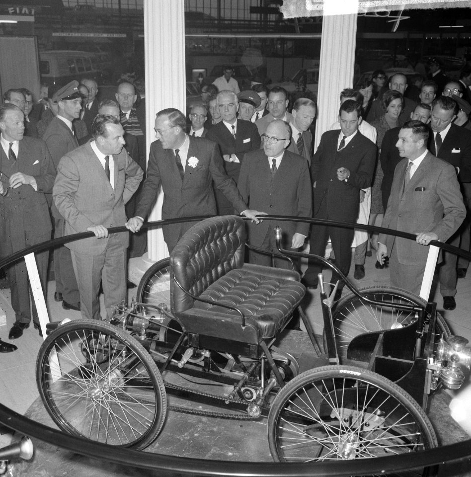 Prins Bernhard op de RAI, de Prins bij de Ford stand, Bestanddeelnr 917-4672