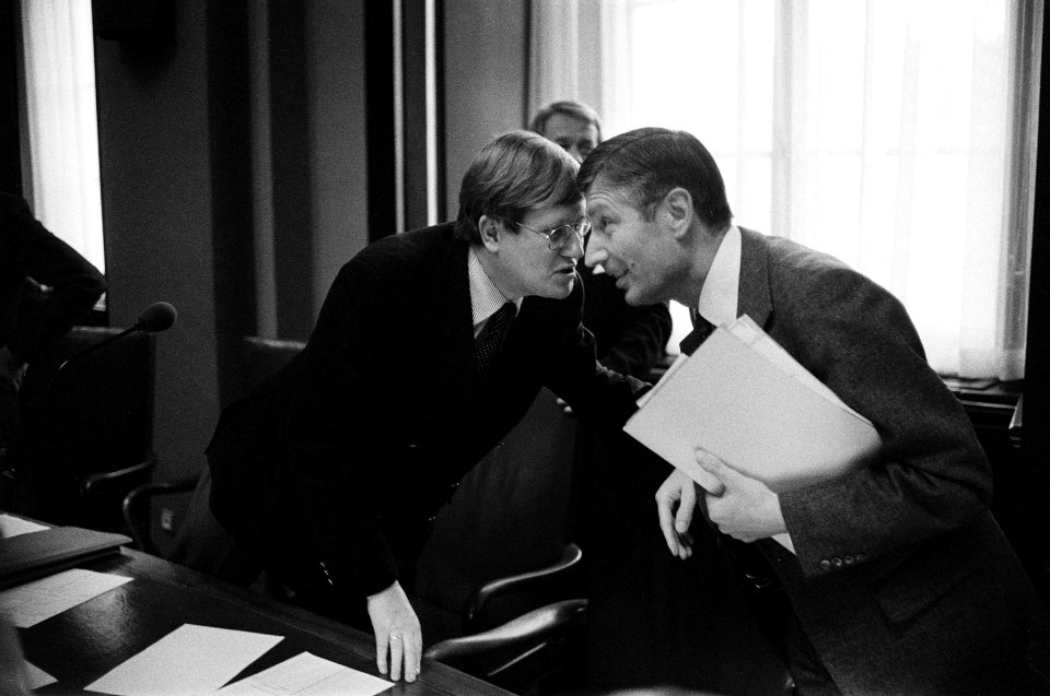 Premier Van Agt (r) en minister Wiegel (Binnenlandse Zaken) plegen overleg, Bestanddeelnr 930-5815