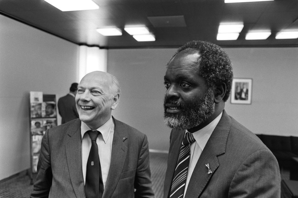 Premier Don Martina (Partida M.A.N.) en vicepremier Den Uyl (PvdA) tijdens een p, Bestanddeelnr 931-7608