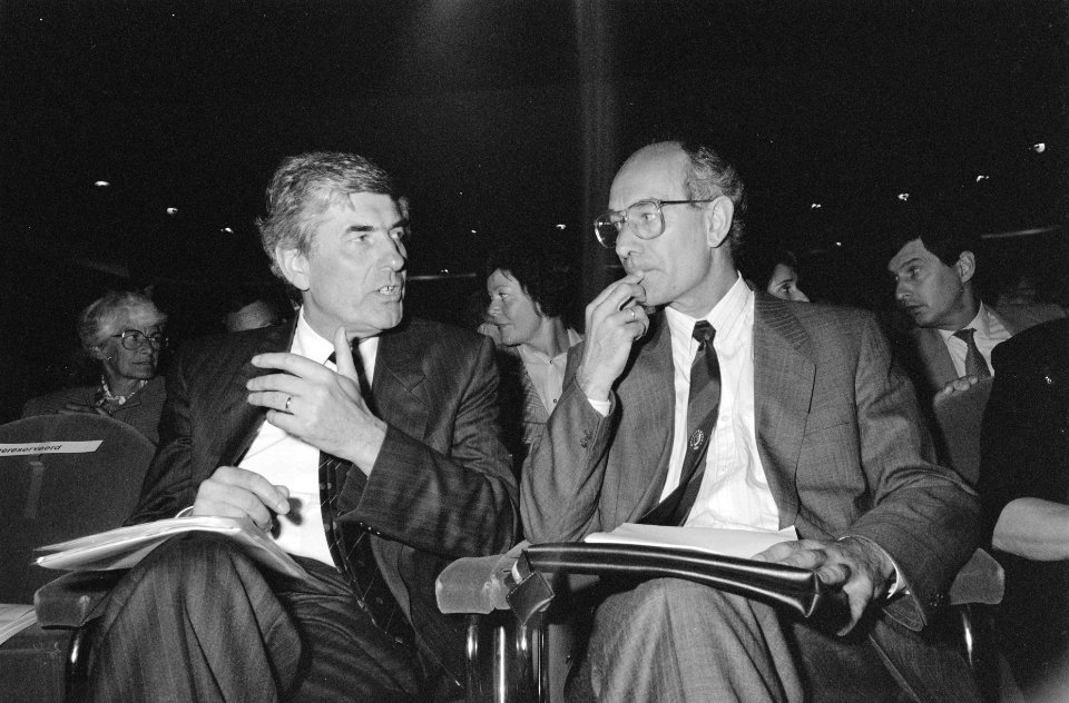 Premier Ruud Lubbers (l) en CDA-fractievoorzitter Bert de Vries, Bestanddeelnr 934-4611