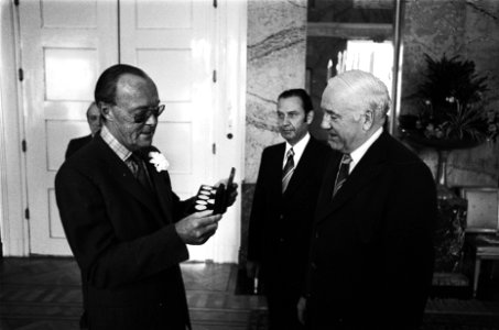 Prins Bernhard ontvangt de eerste door de USSR uitgegeven munten tgv Olympisc, Bestanddeelnr 929-6904