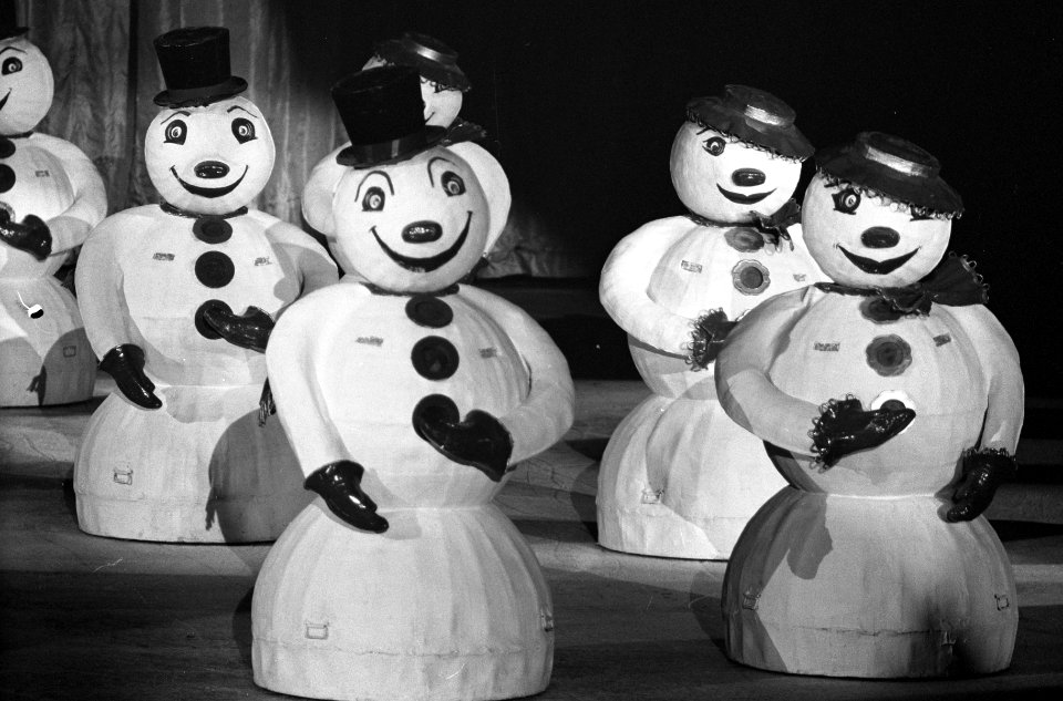 Premiere Holiday on Ice in Nieuwe RAI Exclusief Parool Sneeuwmannen op de ijs, Bestanddeelnr 913-4737