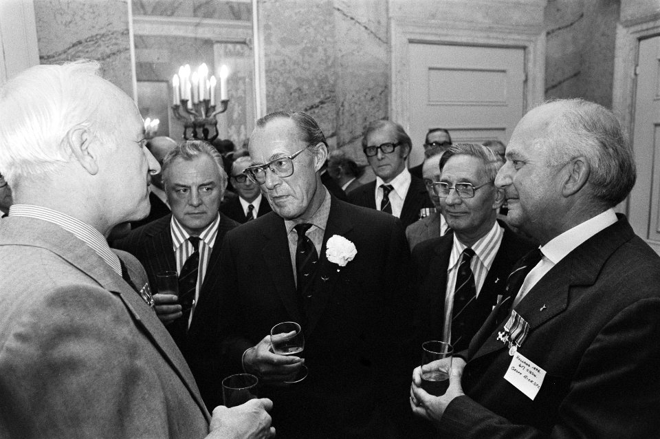 Prins Bernhard ontvangt oud-strijders 617-de squadron RAF Dambusters op Soestd, Bestanddeelnr 928-7977