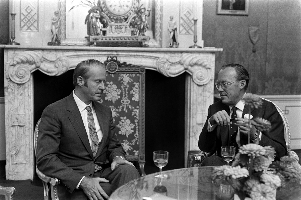Prins Bernhard ontvangt zeezeiler Thor Heyerdahl op Huis ten Bosch , Den Haag, Bestanddeelnr 923-8192