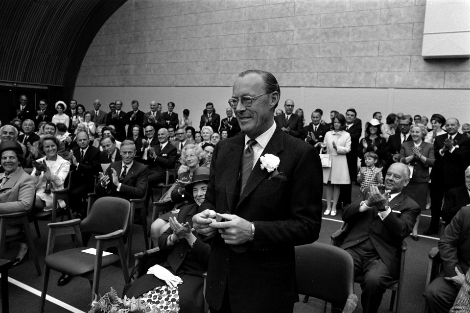 Prins Bernhard opent Frans Otten tennisstadion , Amsterdam Prins Bernhard met g, Bestanddeelnr 923-5359