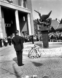 Premier Marijnen onthult het Bevrijdingsmonument te Hengelo, Bestanddeelnr 917-6063