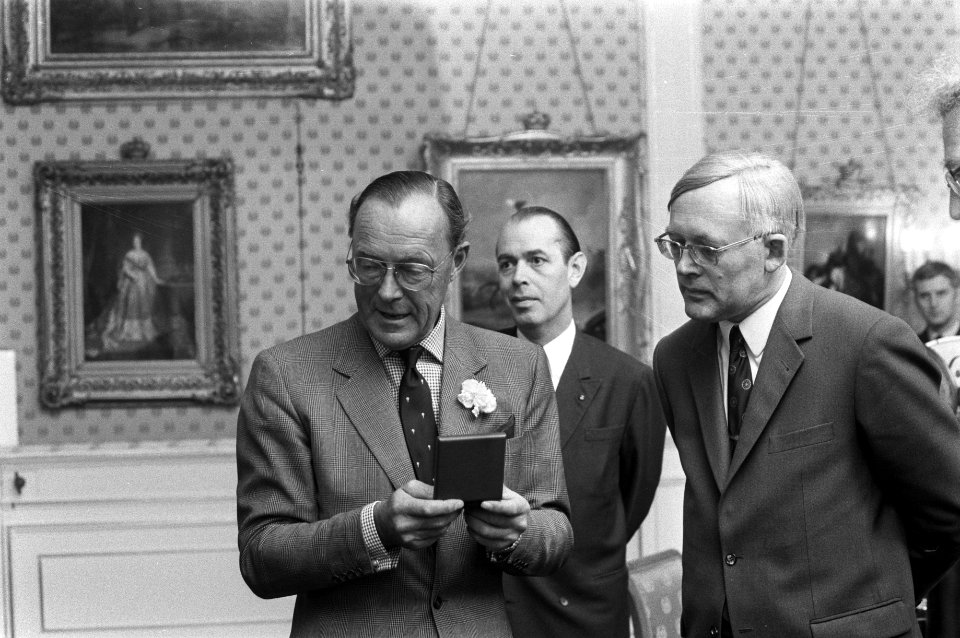 Prins Bernhard ontvangt prof dr S R Steinmetzprijs van prof dr De Vries (v, Bestanddeelnr 925-1276