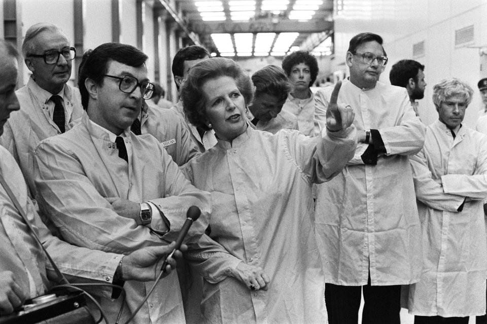 Premier Thatcher (m) tijdens een bezoek aan Estec in Noordwijk, rechts minister Van Aardenne - Bestanddeelnr 932-7039