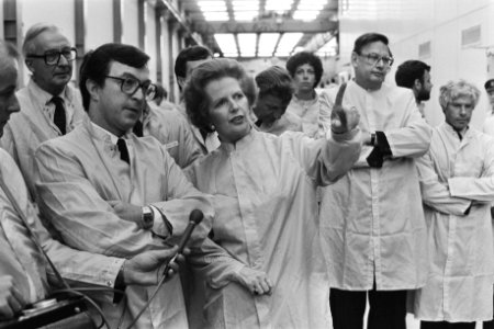 Premier Thatcher (m) tijdens een bezoek aan Estec in Noordwijk, rechts minister Van Aardenne - Bestanddeelnr 932-7039