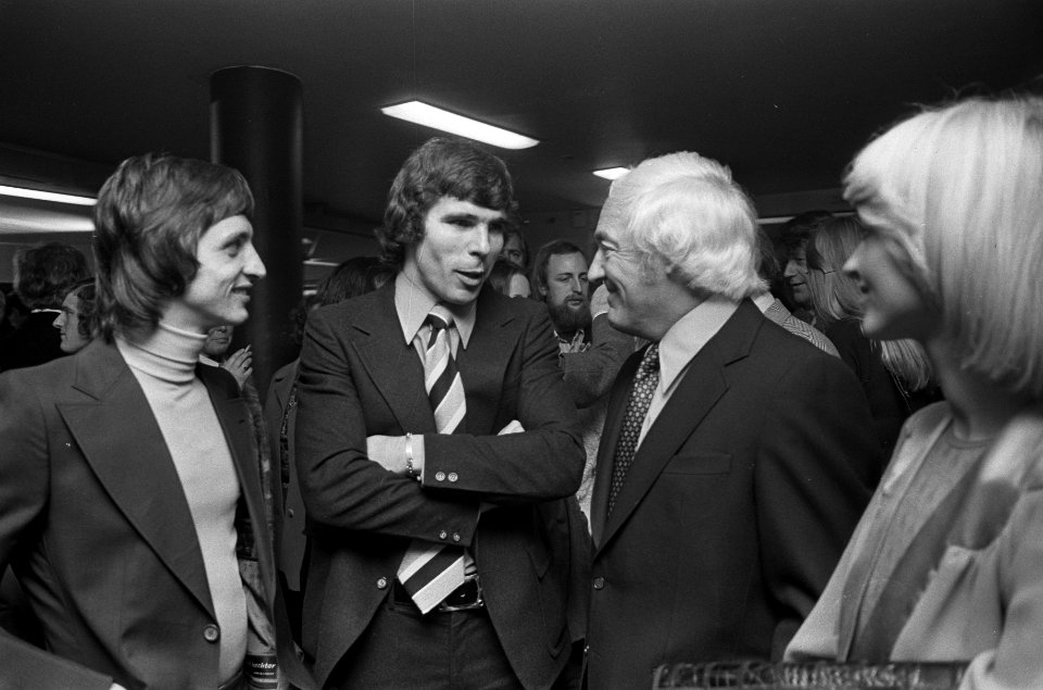 Premiere van de film Johan Cruijff nummer veertien , v.l.n.r. Cruijff, Van Han, Bestanddeelnr 926-2693