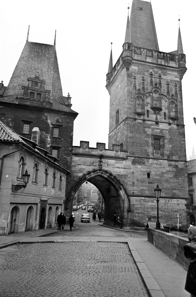 Praag, poorttorens van de Karelsbrug aan de zijde van de Mala Strana gezien vana, Bestanddeelnr 920-1494