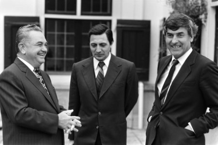 Premier Lubbers ontvangt premier Dascaslescu (l), in het midden een tolk, Bestanddeelnr 932-7427