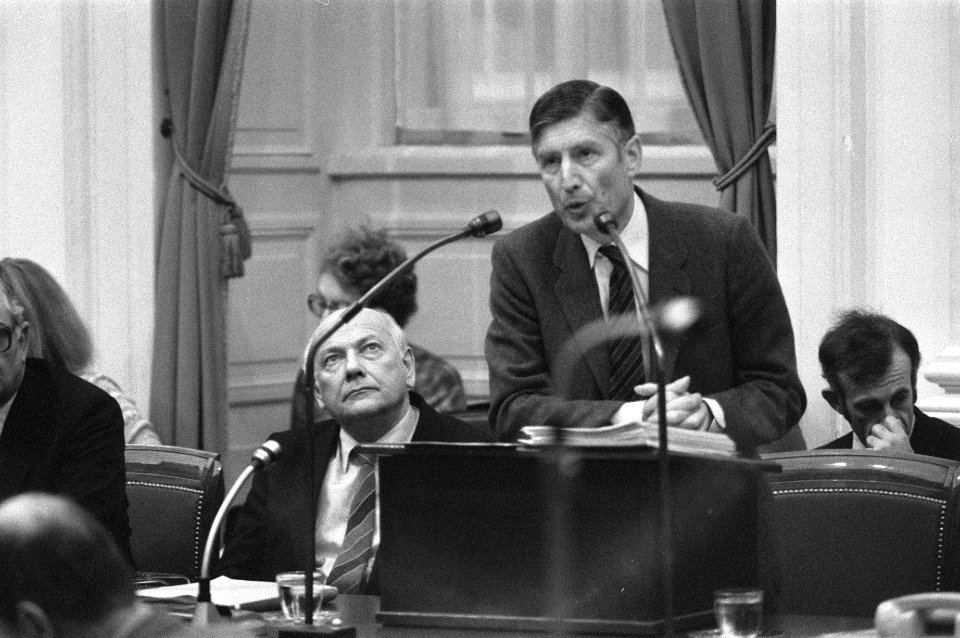 Premier Van Agt (CDA) aan het woord, links Den Uyl (vice-premier, PvdA), Bestanddeelnr 931-8136