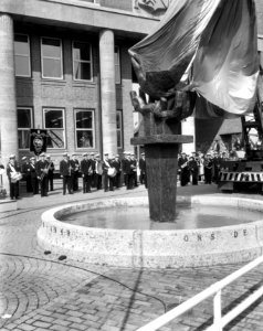 Premier Marijnen onthult het Bevrijdingsmonument te Hengelo, Bestanddeelnr 917-6062