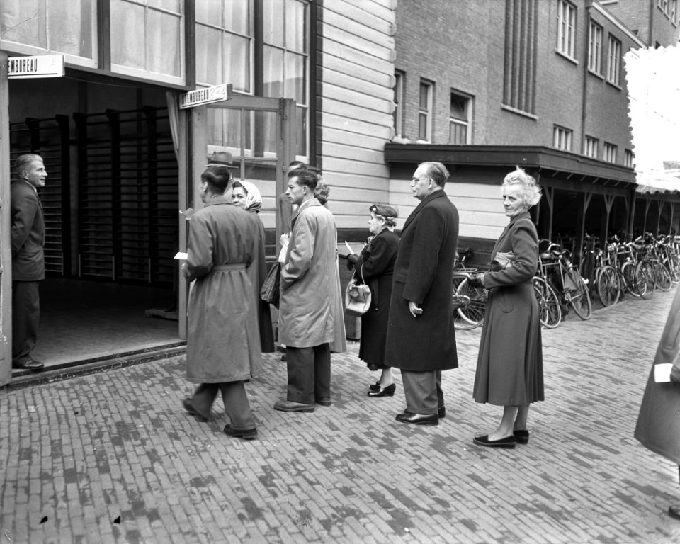 Premier Drees bij het stembureau in Den Haag, Bestanddeelnr 907-8230