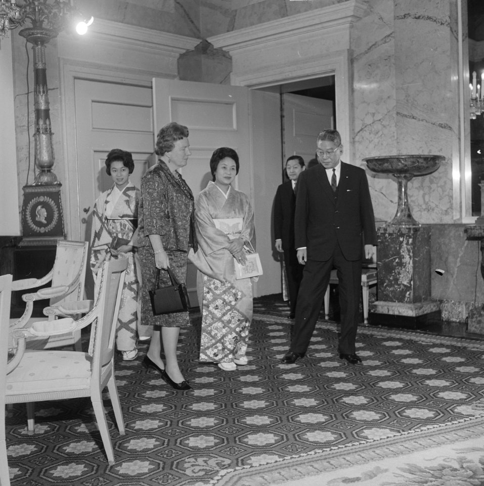 Premier Ikeda van Japan op Soestdijk, v.l.n.r. mejuffrouw Ikeda, mevrouw Miyazak, Bestanddeelnr 914-5320