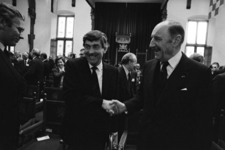 Premier Lubbers (l) schudt secretaris-generaal Luns (NAVO) de hand links minist, Bestanddeelnr 932-7223