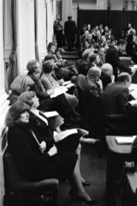 Premier Van Agt (CDA) leest de regeringsverklaring voor op de voorgrond Hedy d', Bestanddeelnr 931-8044