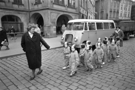 Praag. Straatbeeld met een groep geuniformeerde kleuters met twee leidsters en m, Bestanddeelnr 920-1505