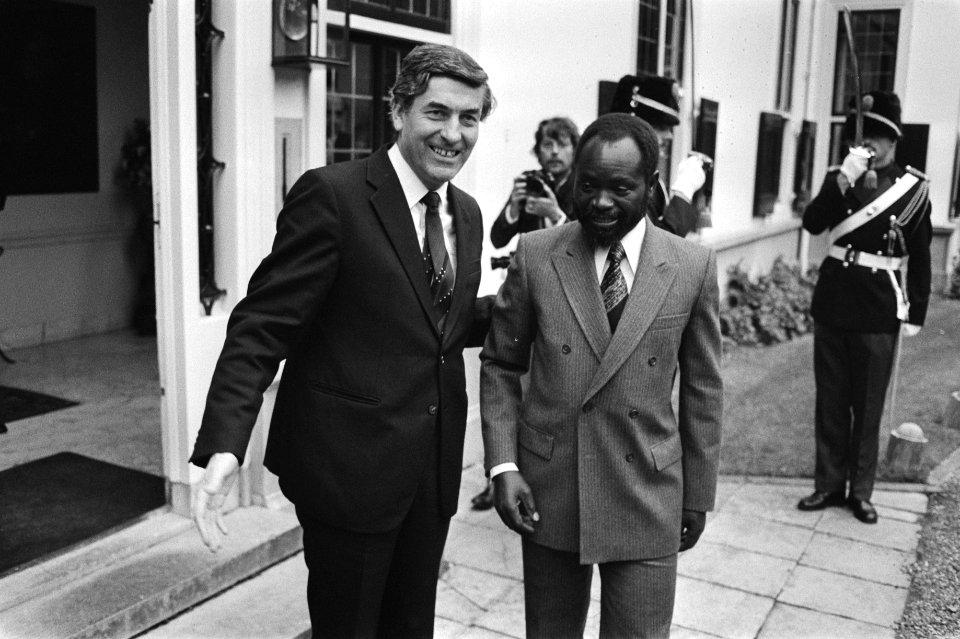 Premier Lubbers (l) begroet president Machel bij het Catshuis, Bestanddeelnr 932-7238