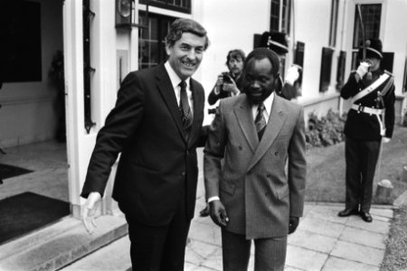Premier Lubbers (l) begroet president Machel bij het Catshuis, Bestanddeelnr 932-7238