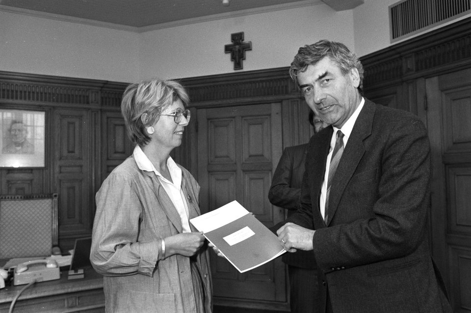Premier Lubbers ontvangt advies Afscheid van de Jeugd van mevrouw Van de Brink, Bestanddeelnr 934-2817