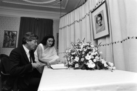 Premier Lubbers tekent condoleanceregister voor overleden premier Indira Gandhi , Bestanddeelnr 933-1356