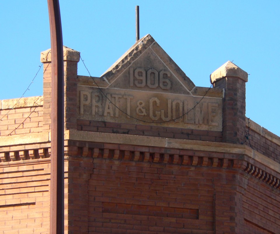 Pratt and Gjolme building crest 1
