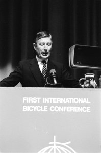 Premier Van Agt opent eerste Wereld Fiets Congres , Cycling in the eighties , Bestanddeelnr 932-0026