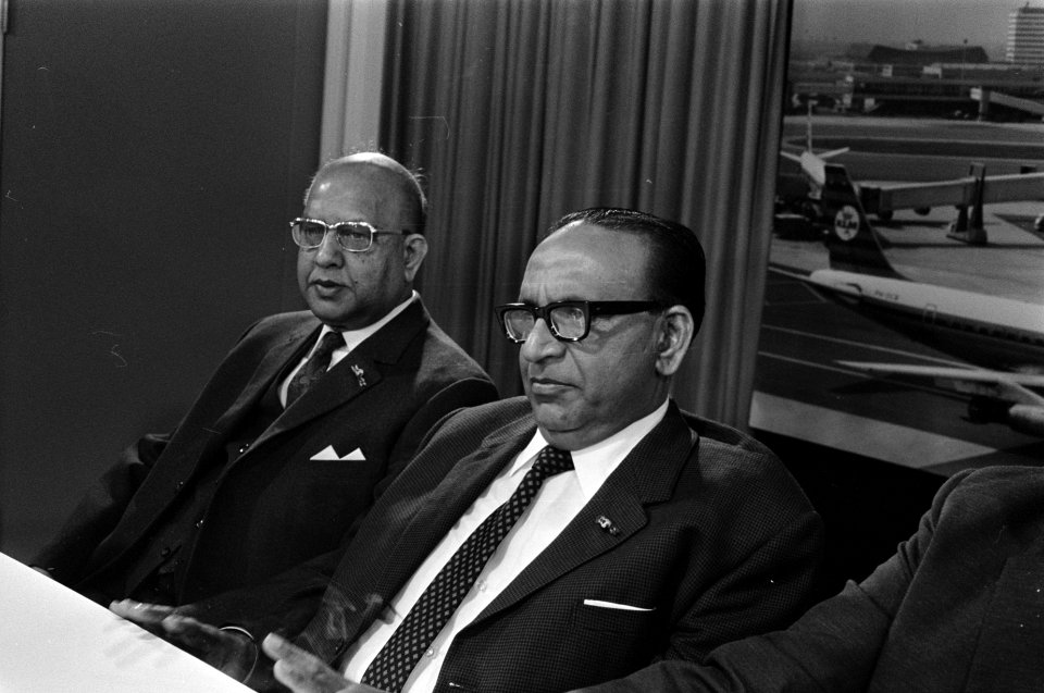 Premier Sedney en Statenvoorzitter Lachmon van Suriname op Schiphol. 16 Links La, Bestanddeelnr 923-1219