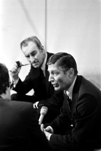 Premier van Agt (r) en minister Van der Klauw tijdens de persconferentie, Bestanddeelnr 930-5754
