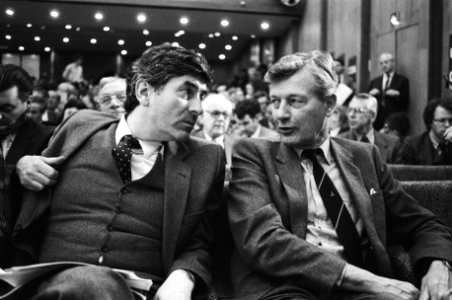 Premier Lubbers (l) en minister De Koning (Sociale Zaken), Bestanddeelnr 932-4916