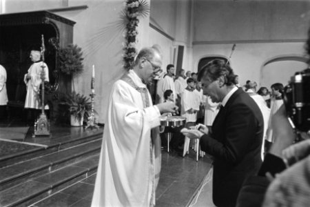 Premier Lubbers krijgt de hostie van mgr. Simonis, Bestanddeelnr 932-8004