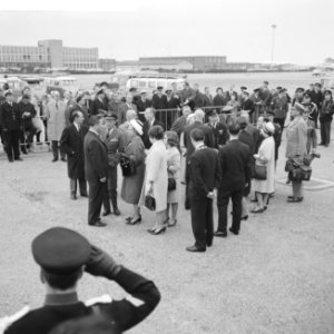 Premier Marijnen in gesprek met koningin Juliana en prins Bernhard daarnaast pr, Bestanddeelnr 916-3188