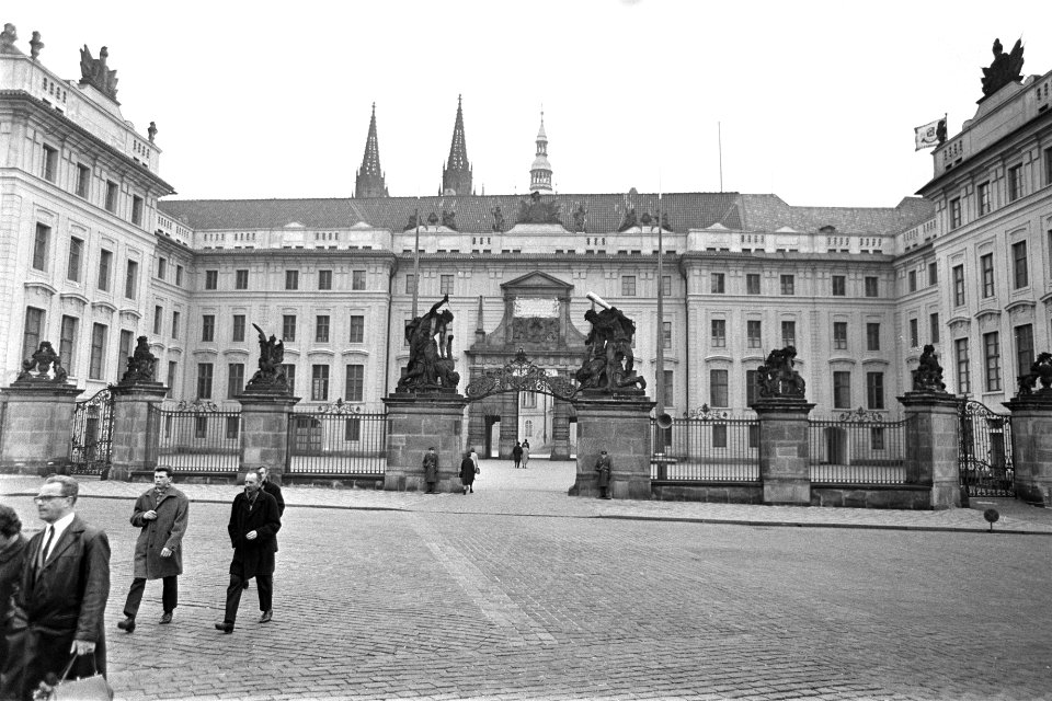 Praag. Hradschin voorplein van de burcht met monumentale hekken, Bestanddeelnr 920-1501