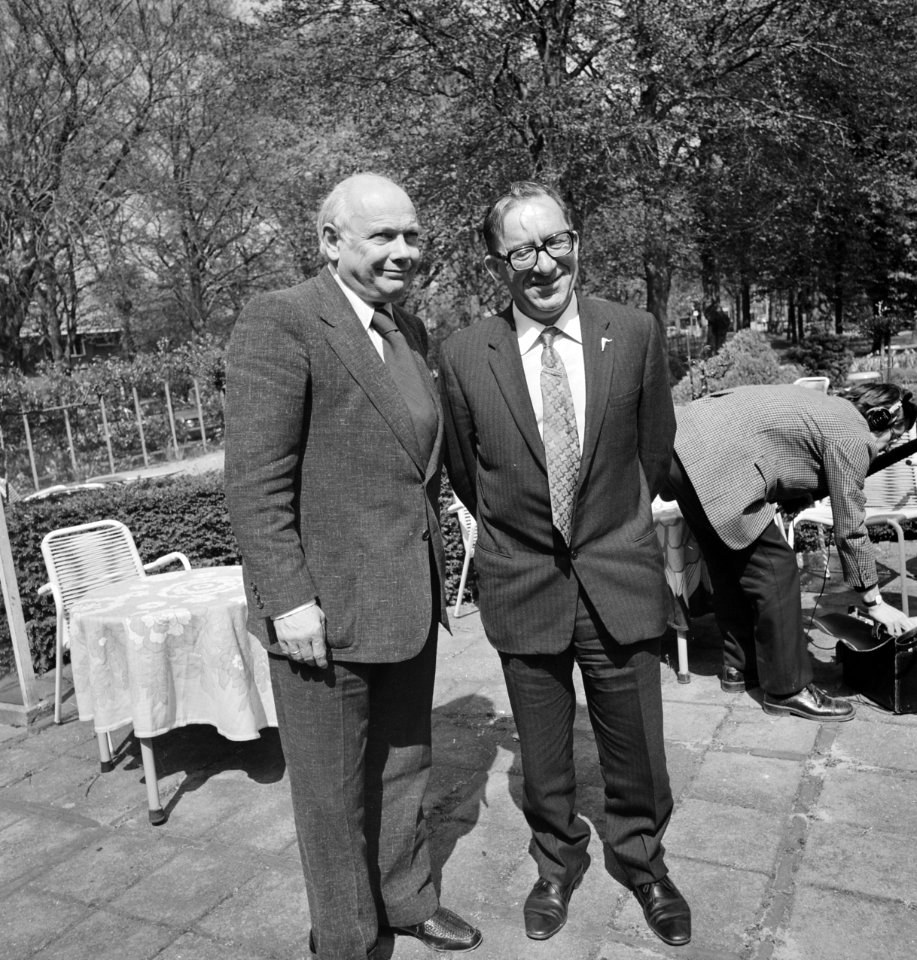 Premier Mintoff van Malta in ons land, premier Den Uyl en premier Mintoff posere, Bestanddeelnr 927-1521