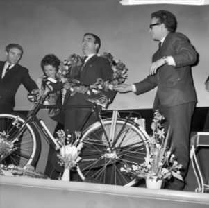 Premiere fietsen naar de maan in Rialto. Jef van der Heyden en een van de organi, Bestanddeelnr 914-7474