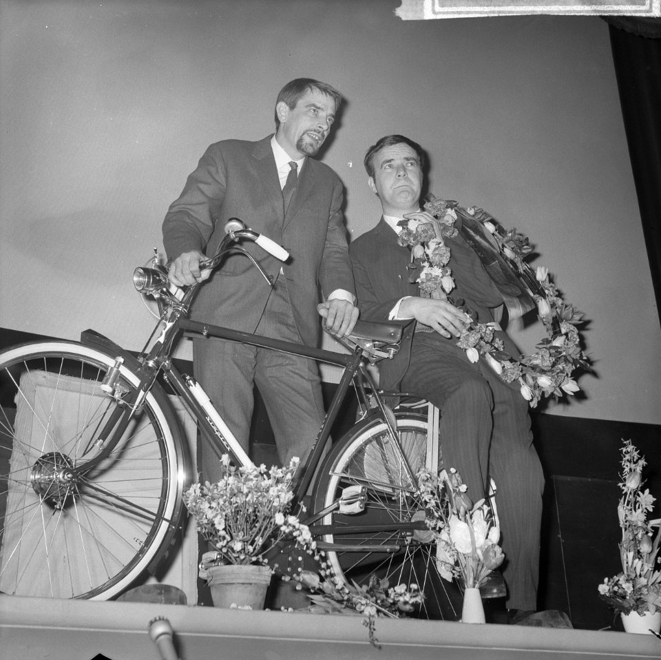 Première 'fietsen naar de maan' in Rialto. Jef van der Heyden en Ton Lensink, Bestanddeelnr 914-7473