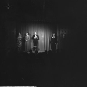 Premiere van de 9e Tingel-Tangel-Cabaret van Sito Hoving tijdens de sketch over , Bestanddeelnr 916-9810