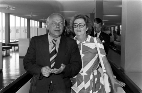Premier Den Uyl tijdens persconferentie op Schiphol na reis naar Nederlandse Ant, Bestanddeelnr 927-4064