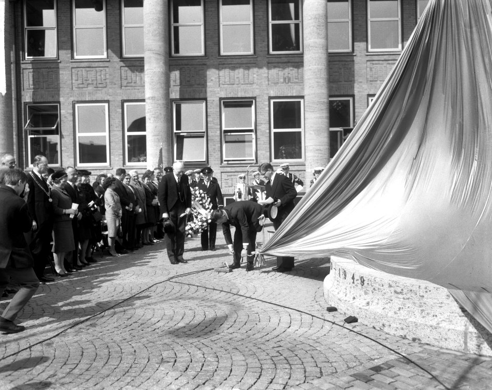 Premier Marijnen onthult het Bevrijdingsmonument te Hengelo, Bestanddeelnr 917-6058