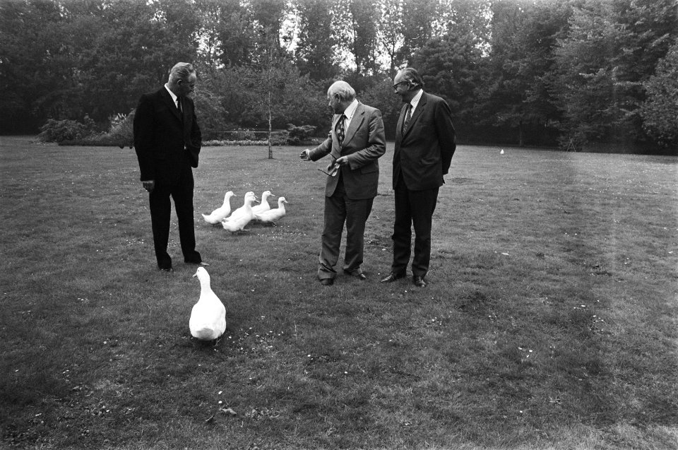 Premier Den Uyl ontvangt Roy Jenkins op Catshuis, eendjes voerend, Bestanddeelnr 928-7857