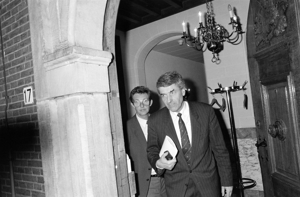 Premier Lubbers vertrekt vanaf Binnenhof 17, Bestanddeelnr 934-4480