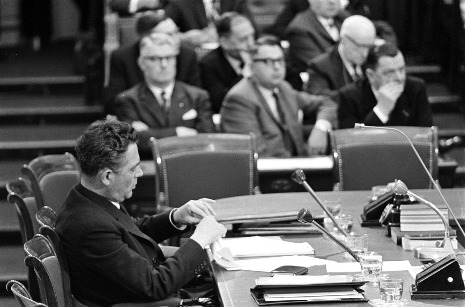 Premier Marijnen achter de regeringstafel, Bestanddeelnr 916-3044