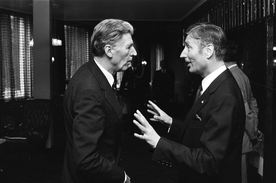 Premier Van Agt hangt Koninklijke onderscheiding om bij mr Hartsuiker, Bestanddeelnr 929-8788