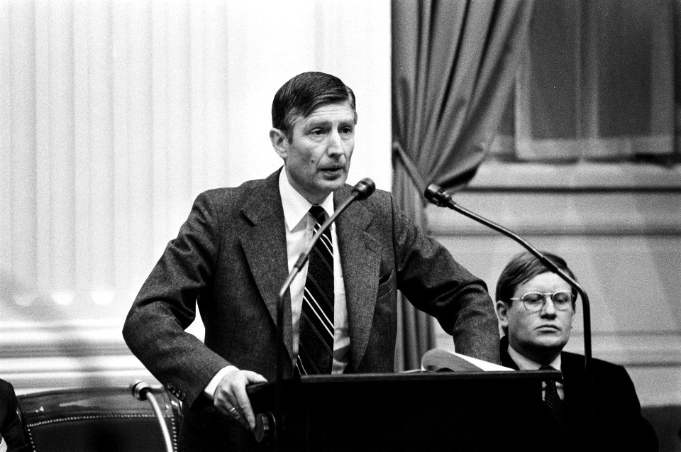 Premier van Agt (l) en minister Wiegel (vice-premier) tijdens de verklaring, Bestanddeelnr 930-5841